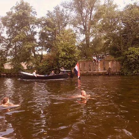Anna's Houseboat *