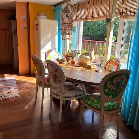 Anna's Houseboat