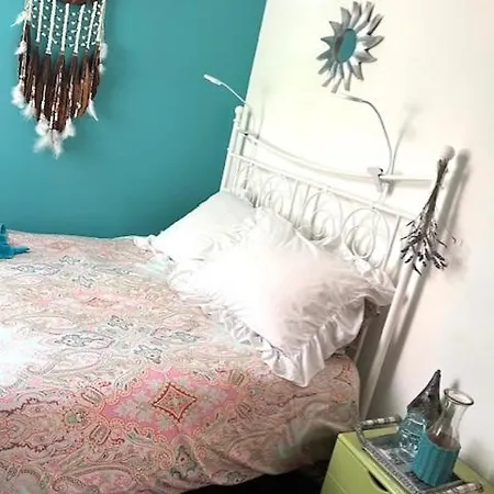 Anna's Houseboat Bed & Breakfast