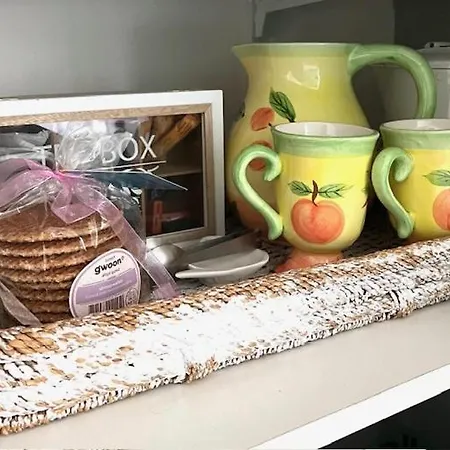 Anna's Houseboat Bed & Breakfast *