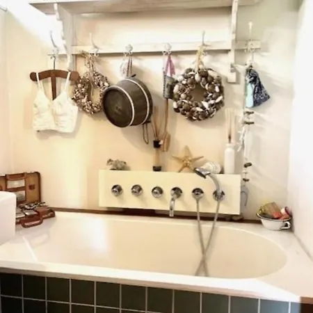 Anna's Houseboat Penzion *