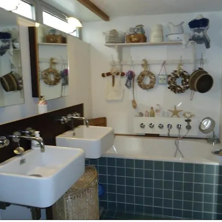 Anna's Houseboat Bed & Breakfast *