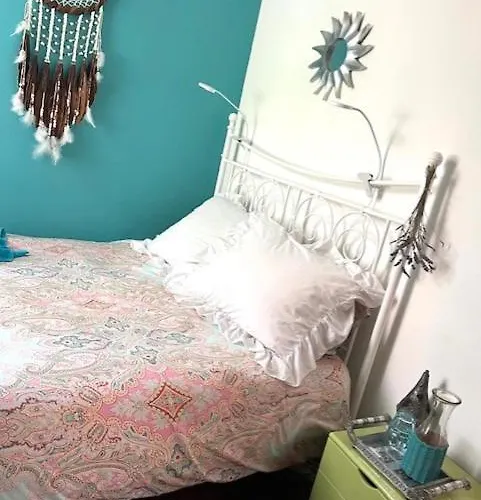 Anna's Houseboat Konukevi