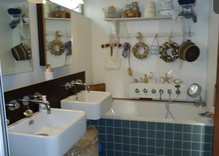 Anna's Houseboat Konukevi *